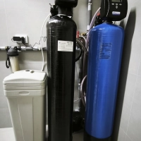 Odżelaziacz wody i system usuwania manganu